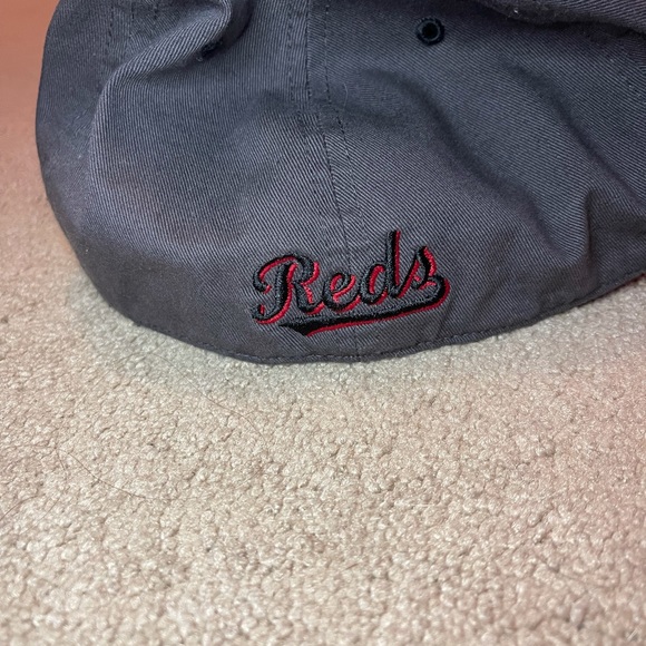 Cincinnati reds fitted hat - Picture 3 of 5